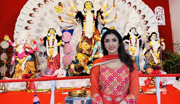 Seeking Blessings During Durga Puja: A Spiritual Journey with Jyoti Saxena