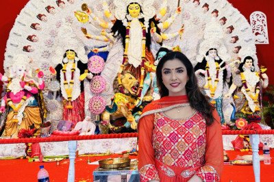 Seeking Blessings During Durga Puja: A Spiritual Journey with Jyoti Saxena