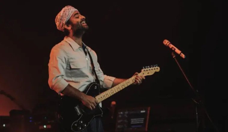 Arijit Singh Mesmerizes Dubai Audience with Exclusive Preview of 'In Raahon Mein' from Netflix's 'The Archies'