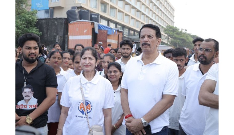 Successful Beach Clean-Up Drive at Juhu Beach Organized by PS Foundation