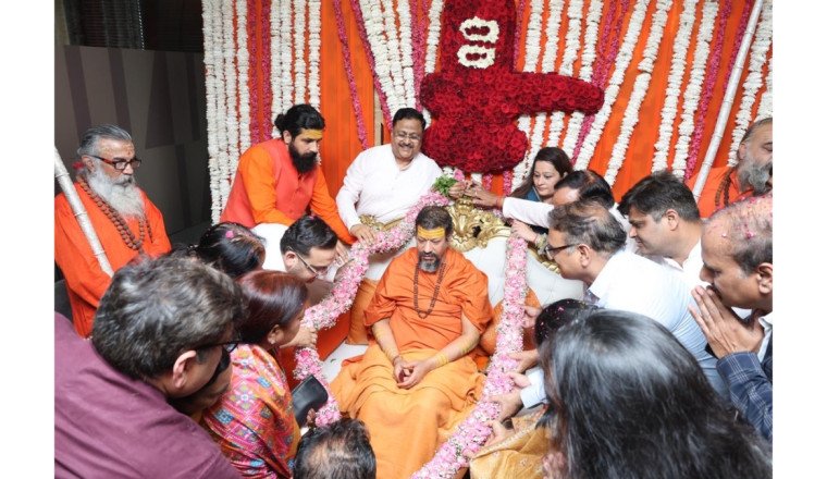 Mahamandaleshwar Kailashanand Giri met devotees at RPS 12th Avenue, Faridabad