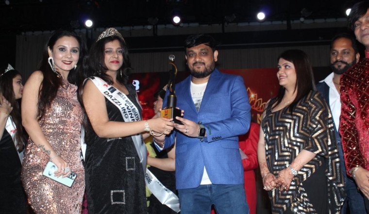 Paritosh aka Aashish Mehrotra made a special appearance as the chief guest at the Miss and Mrs Bhayander 2024 fashion show