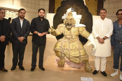 Mr. Praful Patel Inaugurates Artist Nandan Purkayastha’s show at Jehangir Art Gallery