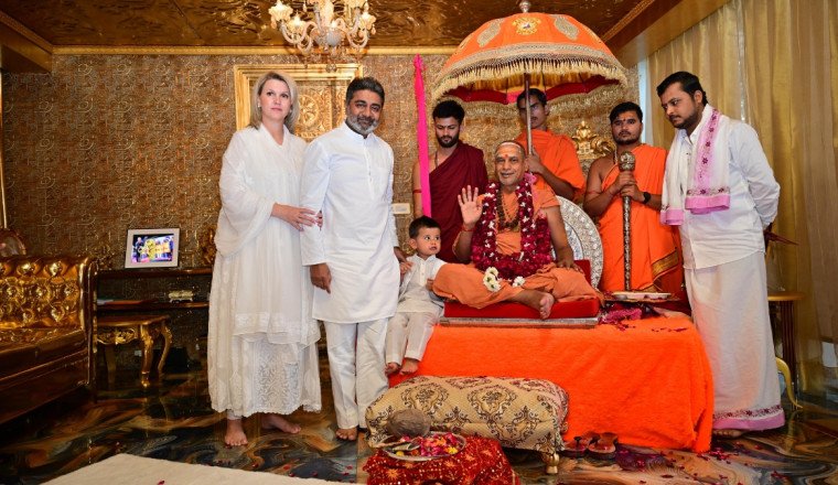 Shankaracharya Swami Sadanand Saraswati Visits Dr. Abhishek Verma, Blesses Family and ShivSena Leadership
