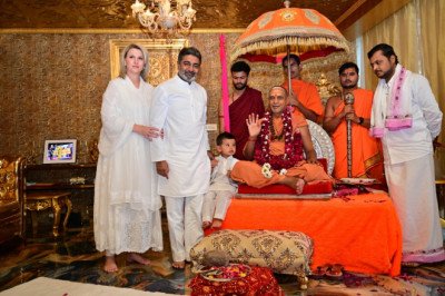 Shankaracharya Swami Sadanand Saraswati Visits Dr. Abhishek Verma, Blesses Family and ShivSena Leadership