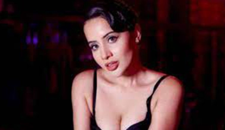 Hot! In A Daring Photo Session, Urfi Javed Strips Off Her Top And Covers Her Modesty With The Model’s Legs